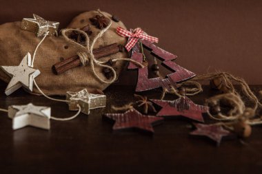 Ahşap arka planda noel kompozisyonu