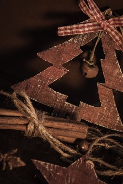 Ahşap arka planda noel kompozisyonu