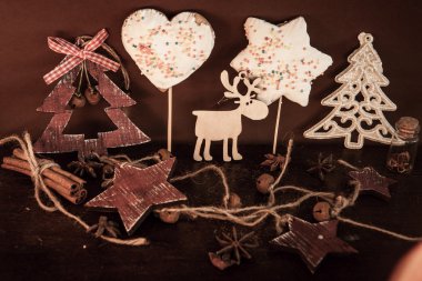 Ahşap arka planda noel kompozisyonu