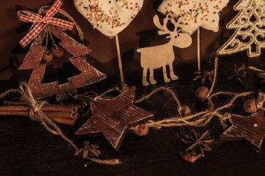 Ahşap arka planda noel kompozisyonu