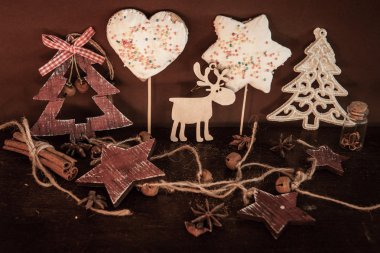 Ahşap arka planda noel kompozisyonu