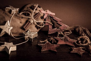 Ahşap arka planda noel kompozisyonu