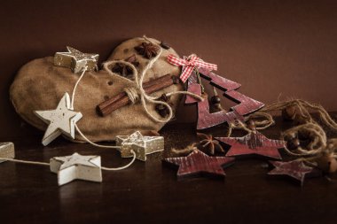 Ahşap arka planda noel kompozisyonu