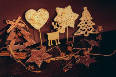 Ahşap arka planda noel kompozisyonu