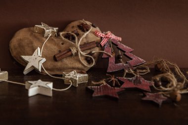 Ahşap arka planda noel kompozisyonu