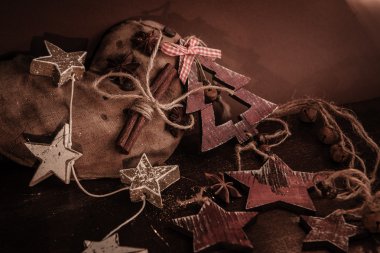 Ahşap arka planda noel kompozisyonu