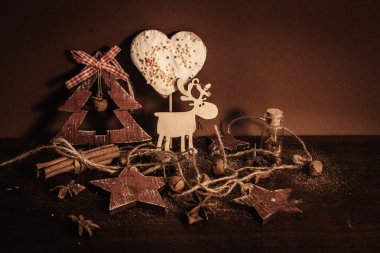 Ahşap arka planda noel kompozisyonu