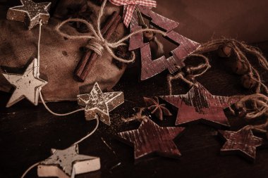 Ahşap arka planda noel kompozisyonu