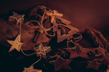 Ahşap arka planda noel kompozisyonu