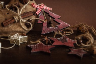 Ahşap arka planda noel kompozisyonu