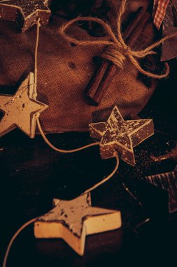 Ahşap arka planda noel kompozisyonu