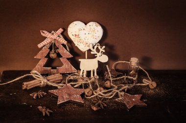 Ahşap arka planda noel kompozisyonu