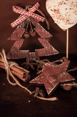 Ahşap arka planda noel kompozisyonu