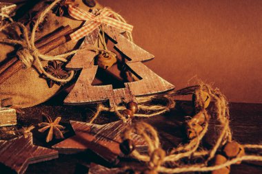 Ahşap arka planda noel kompozisyonu