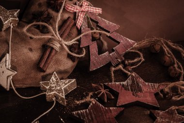 Ahşap arka planda noel kompozisyonu