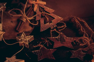 Ahşap arka planda noel kompozisyonu