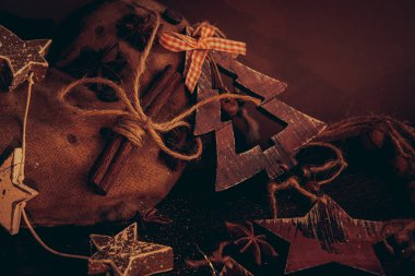 Ahşap arka planda noel kompozisyonu