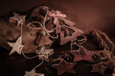 Ahşap arka planda noel kompozisyonu