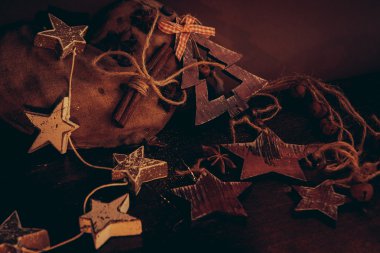 Ahşap arka planda noel kompozisyonu
