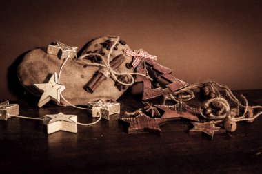 Ahşap arka planda noel kompozisyonu