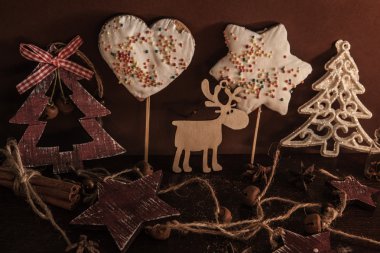 Ahşap arka planda noel kompozisyonu