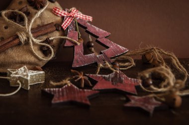 Ahşap arka planda noel kompozisyonu