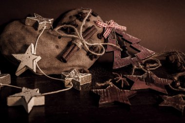 Ahşap arka planda noel kompozisyonu