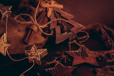 Ahşap arka planda noel kompozisyonu