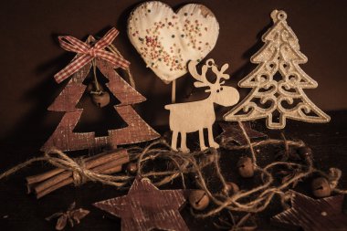 Ahşap arka planda noel kompozisyonu