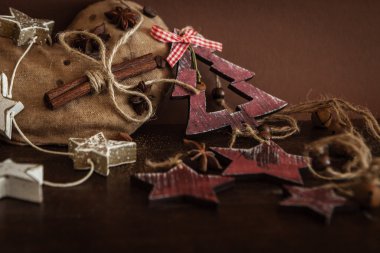 Ahşap arka planda noel kompozisyonu