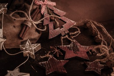 Ahşap arka planda noel kompozisyonu