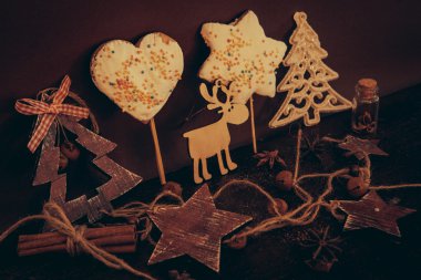 Ahşap arka planda noel kompozisyonu