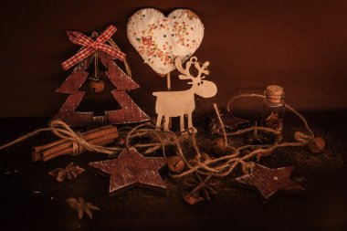 Ahşap arka planda noel kompozisyonu