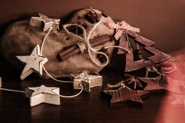 Ahşap arka planda noel kompozisyonu