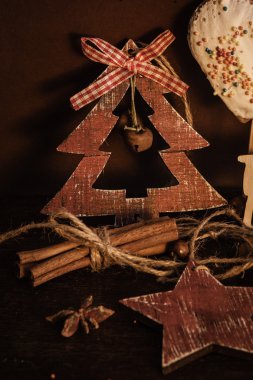 Ahşap arka planda noel kompozisyonu