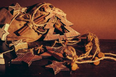 Ahşap arka planda noel kompozisyonu