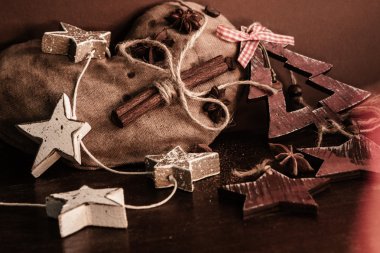 Ahşap arka planda noel kompozisyonu