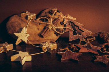 Ahşap arka planda noel kompozisyonu