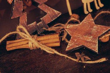 Ahşap arka planda noel kompozisyonu