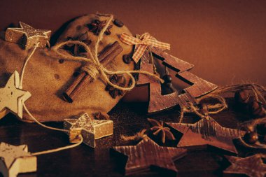 Ahşap arka planda noel kompozisyonu