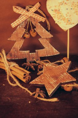 Ahşap arka planda noel kompozisyonu