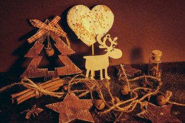 Ahşap arka planda noel kompozisyonu