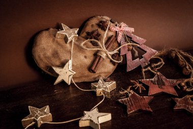 Ahşap arka planda noel kompozisyonu