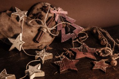 Ahşap arka planda noel kompozisyonu