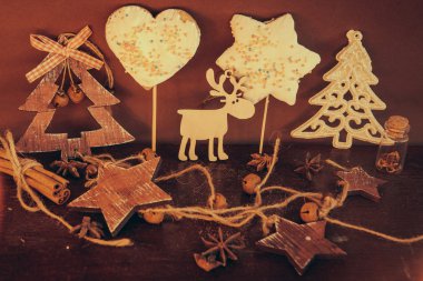 Ahşap arka planda noel kompozisyonu