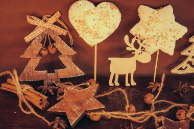 Ahşap arka planda noel kompozisyonu