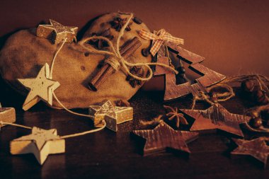 Ahşap arka planda noel kompozisyonu