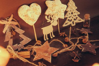 Ahşap arka planda noel kompozisyonu