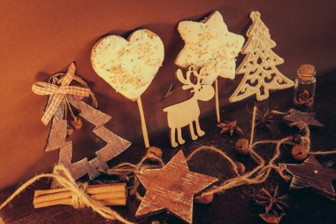 Ahşap arka planda noel kompozisyonu