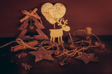 Ahşap arka planda noel kompozisyonu